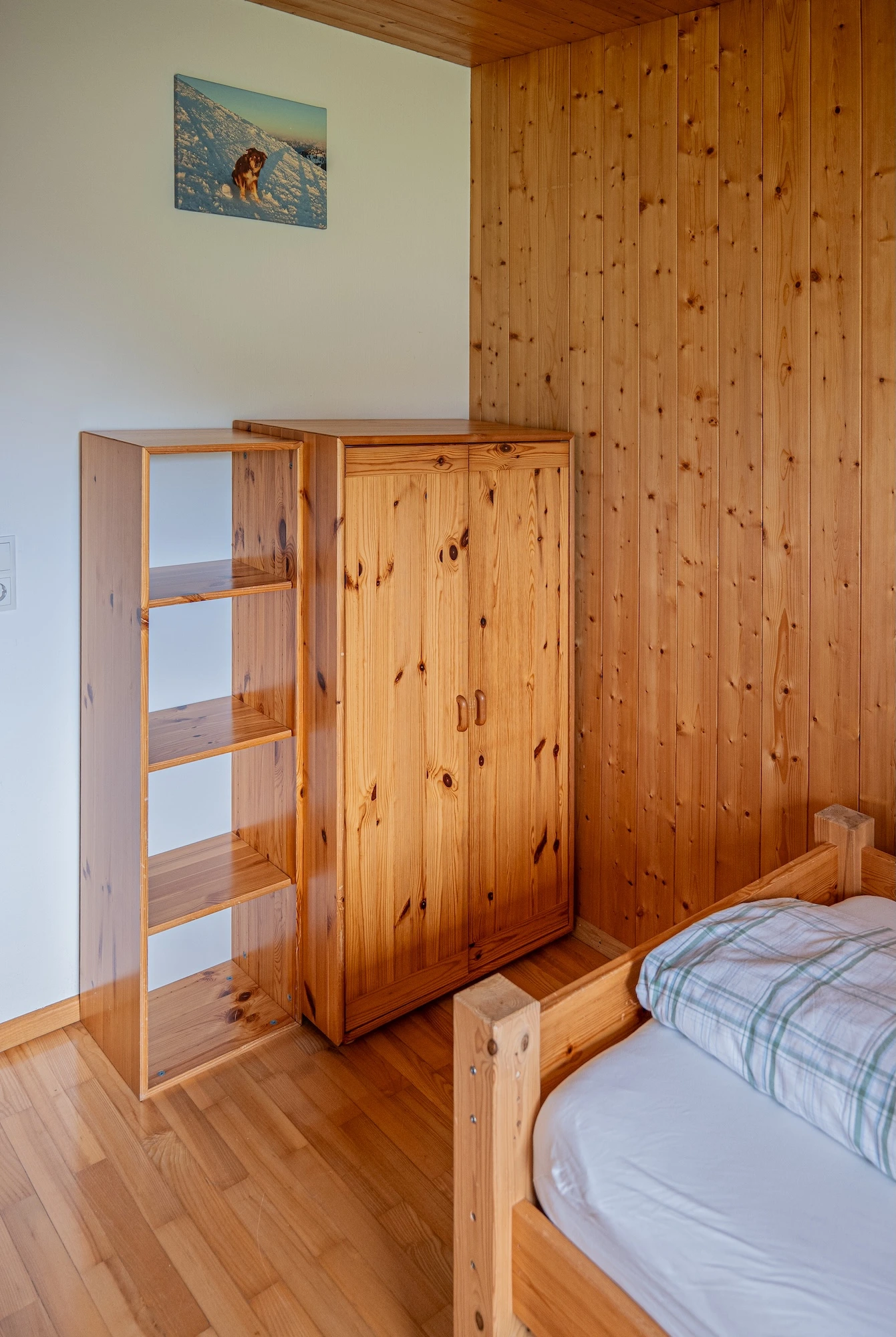 Einzelbett und Schreibtisch Schlafzimmer 4 Lingenau