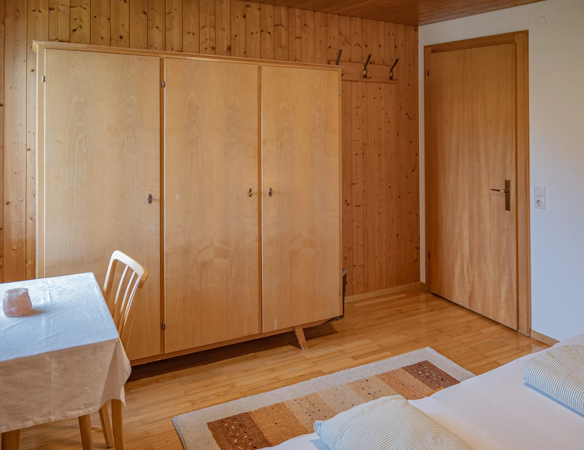 Schlafzimmer 2 Stauraum Ferienwohnung Bregenzerwald