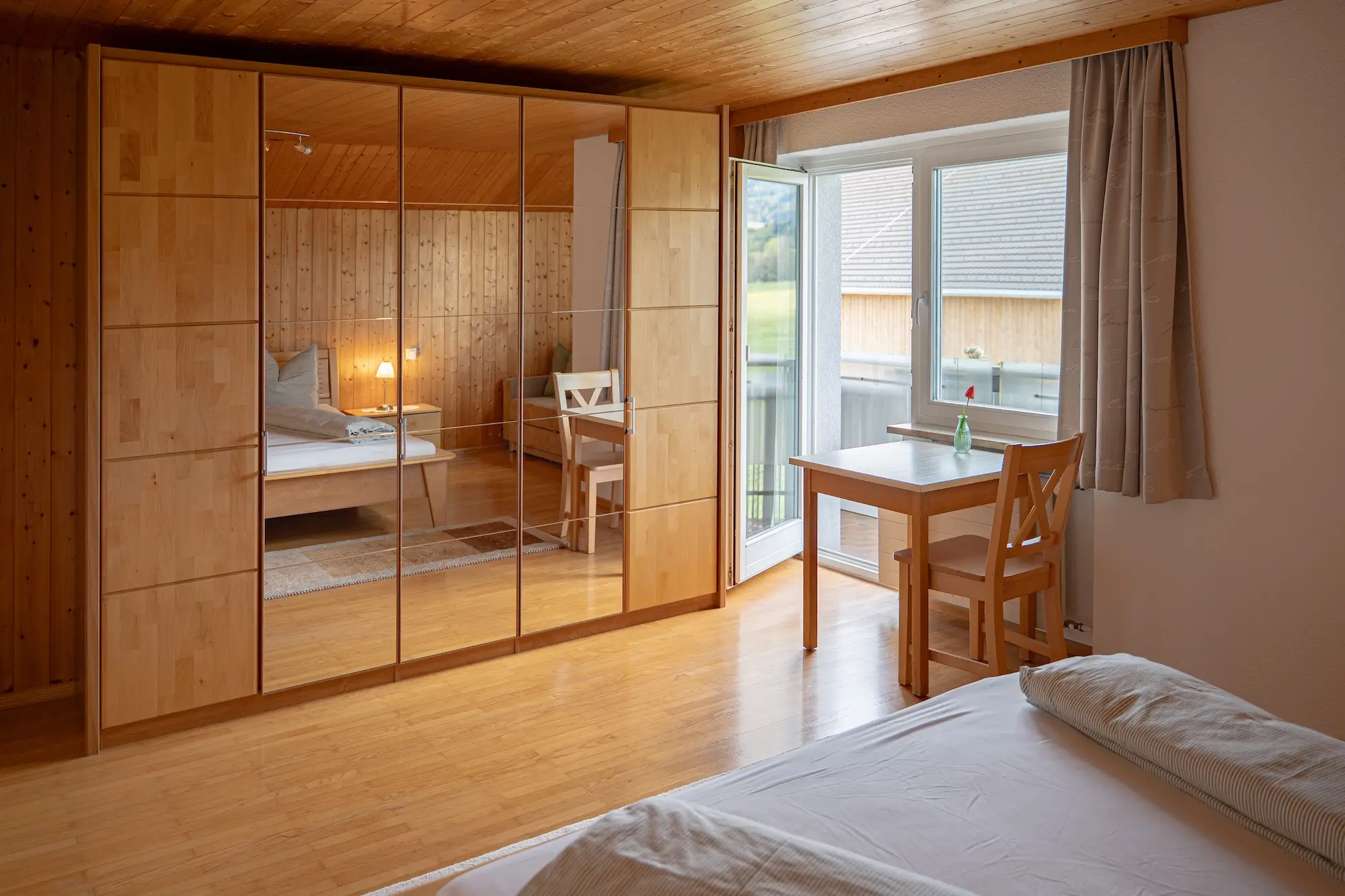 Wohnzimmer der Ferienwohnung Bereuter in Lingenau mit Bergblick